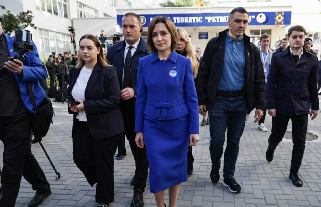 Ținuta purtată de Maia Sandu în ziua alegerilor parlamentare din Republica Moldova. Semnificația culorii alese de președintă