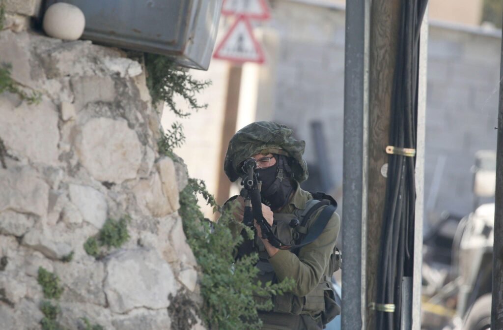 Soldat israelian cu arma in mana