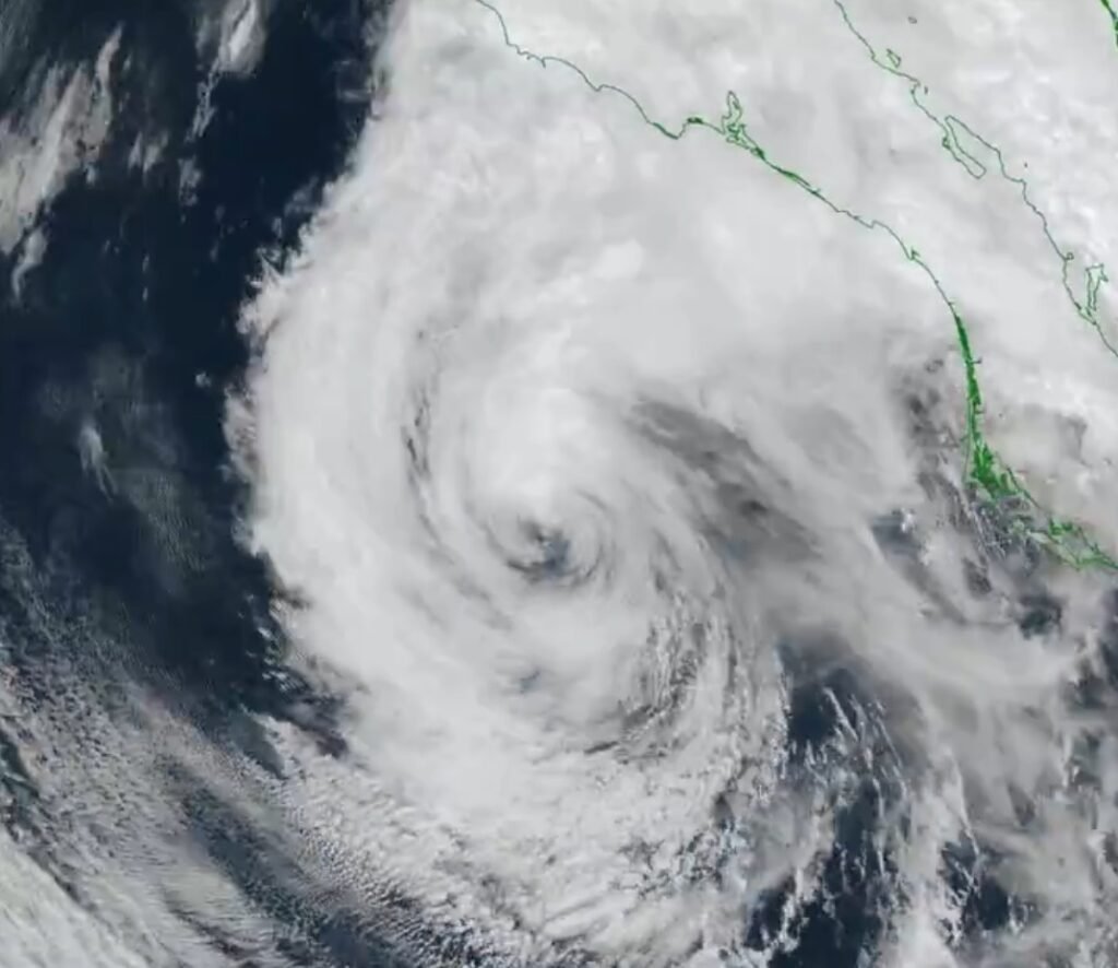 Uraganul Lorena se transformă în furtună tropicală, însă riscul de inundații se menține în Mexic Uraganul Lorena se transformă în furtună tropicală, însă riscul de inundații se menține în Mexic