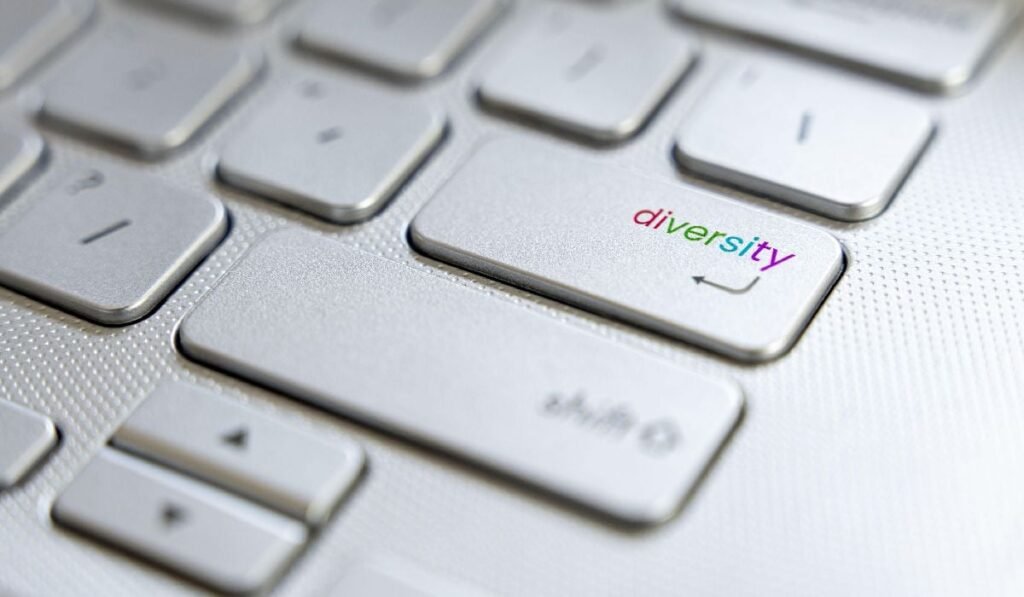 Tatatură de calculator, pe butonul Enter scrie Diversity