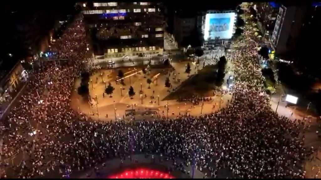 Zeci de mii de sârbi au ieșit în stradă, la Belgrad: Corupția este rădăcina tuturor problemelor. Vrem alegeri! (Video)