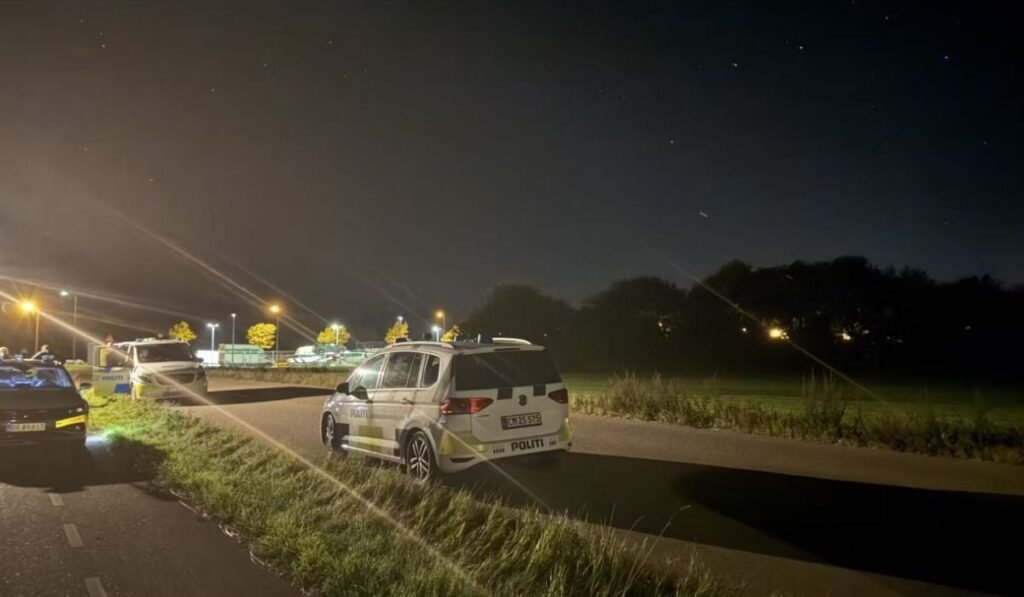 Aripa de vânătoare Skrydstrup (Iutlanda de Sud), care găzduiește avioanele F-16 și F-35 ale Danemarcei, survolată de drone neidentificate. În imagini, mai multe masini de politie, noaptea, suăraveghează Aeroportul Sønderborg