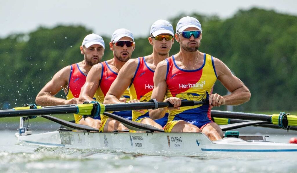 Echipajul de patru rame masculin al României în timpul unei curse