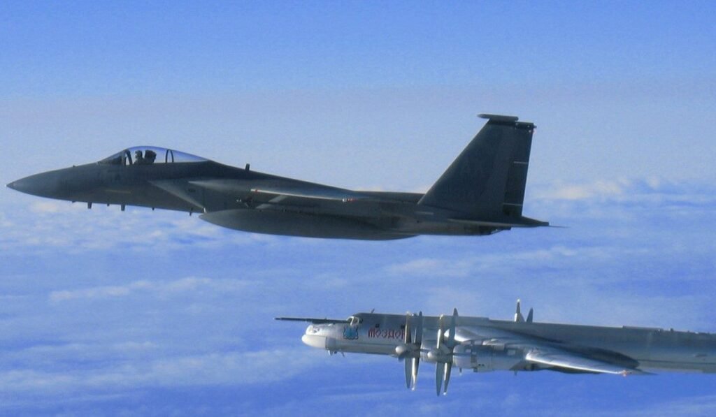 Avioane ruseşti care operau într-o zonă de identificare a apărării aeriene a Alaskăi. Foto: X.