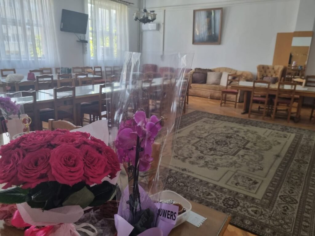 Buchet de flori într-o cancelarie