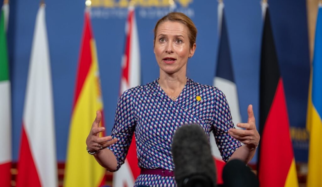 Kaja Kallas, Înaltul Reprezentant al Uniunii Europene pentru afaceri externe, se adresează participanților la conferința Grupului Weimar+ privind războiul din Ucraina. Este imbracata intr-o rochie albastra cu alb si vorbește in fata unui microfon