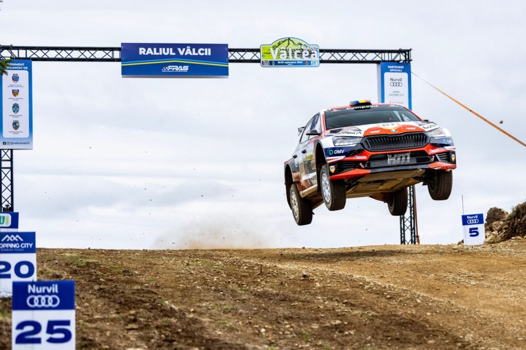 Simone Tempestini sare peste un damb de pamant la raliul Valcii.