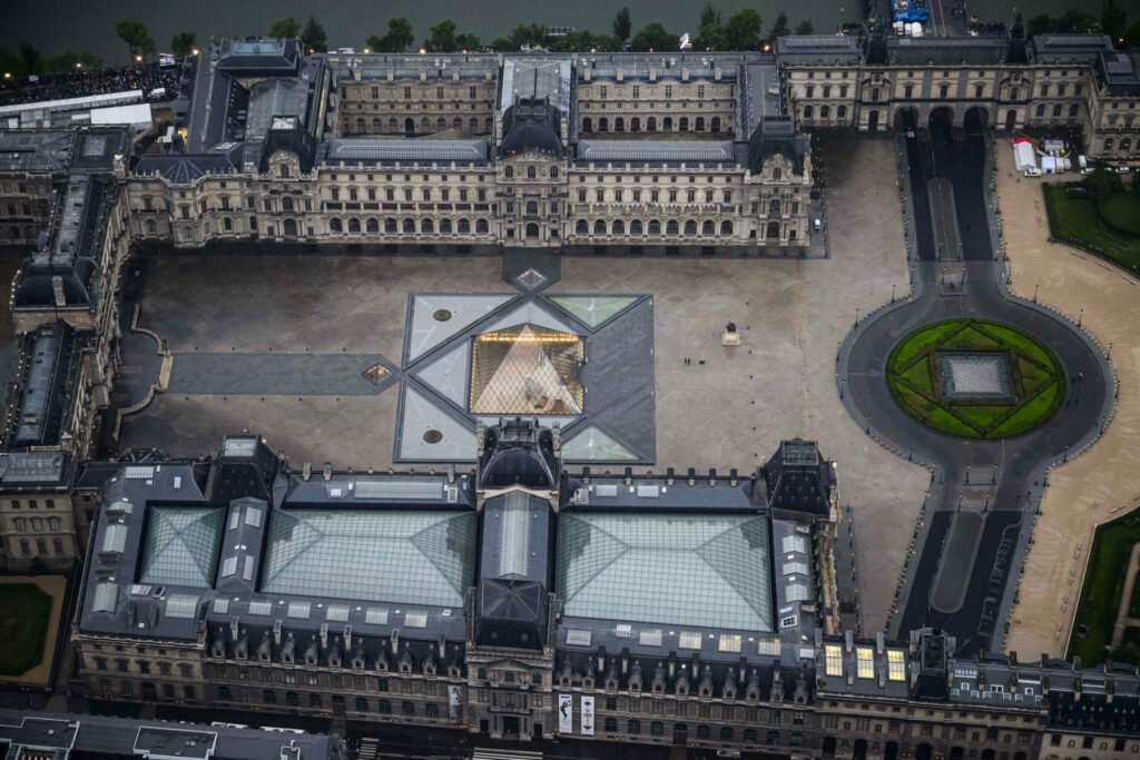 Bijuteriile furate din Luvru / Poliția are foarte puțin timp la dispoziție să recupereze prada