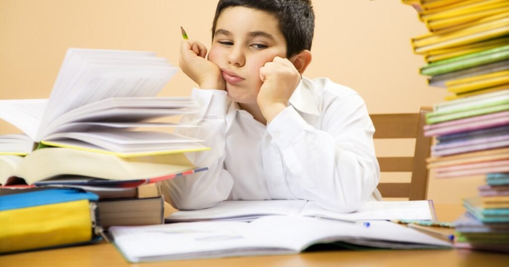 Burnout școlar. Tot mai mulți elevi cedează psihic din cauza presiunii: „Fiica mea de clasa a VII-a a făcut gastrită de stres”