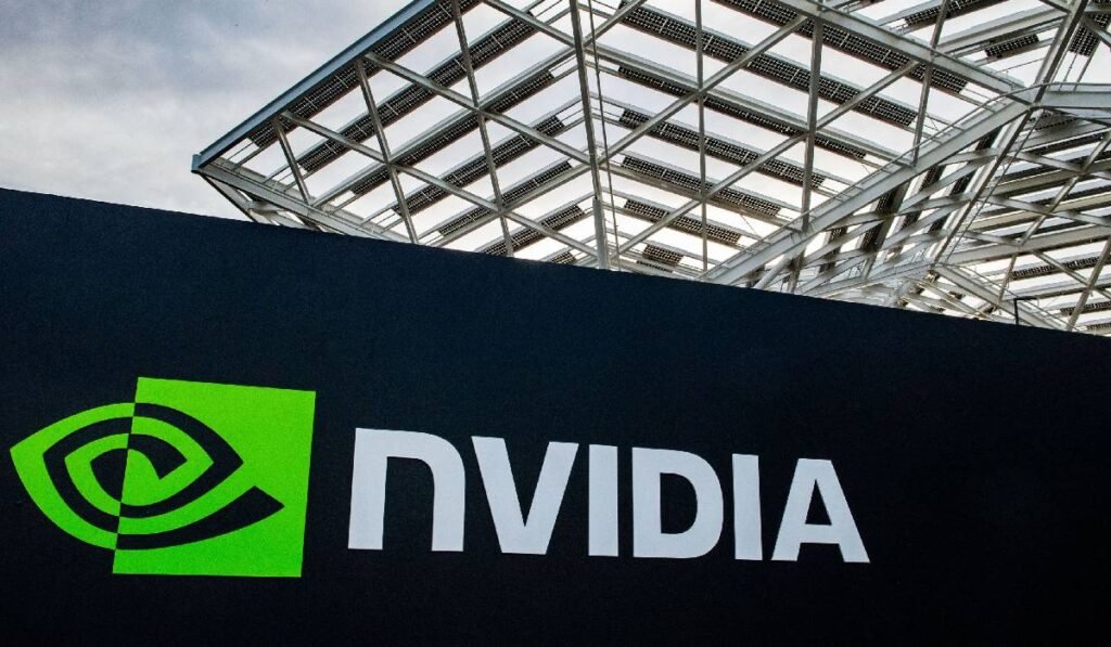 Sigla companiei de cipuri Nvidia, fotografiată la sediul central din Silicon Valley.