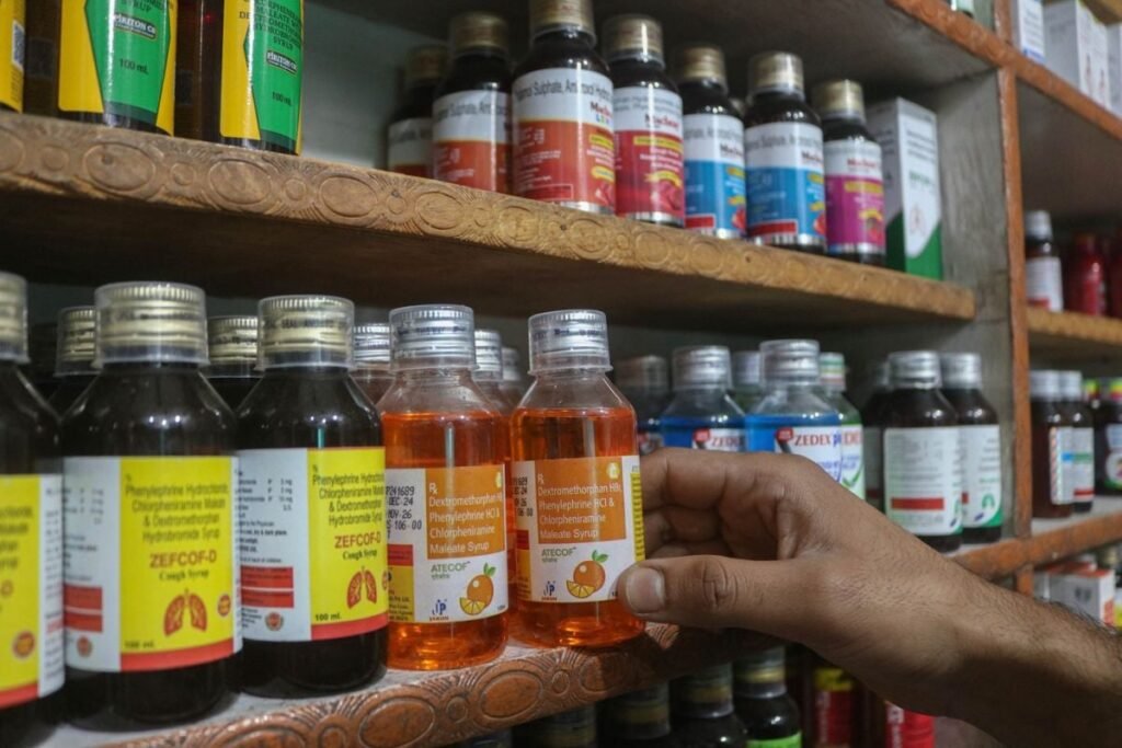 Cel puțin 21 de copii au murit după ce au băut un sirop de tuse toxic, în India. OMS vrea să știe dacă medicamentul a fost exportat Un angajat aranjează siropuri de tuse la o farmacie din Srinagar, Jammu și Kashmir, pe 6 octombrie 2025