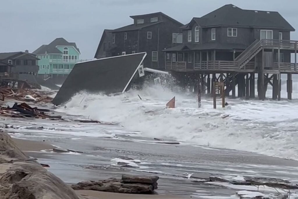 O casă se prăbușește înoceanul Atlantic, în timpul uraganului Humberto, 30 septembrie 2035