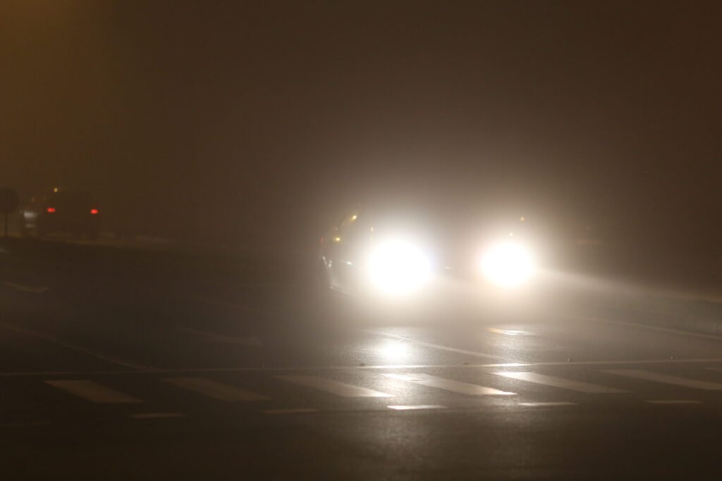 Cod galben de ceață în mai multe județe din estul țării. Vizibilitate redusă sub 50 de metri