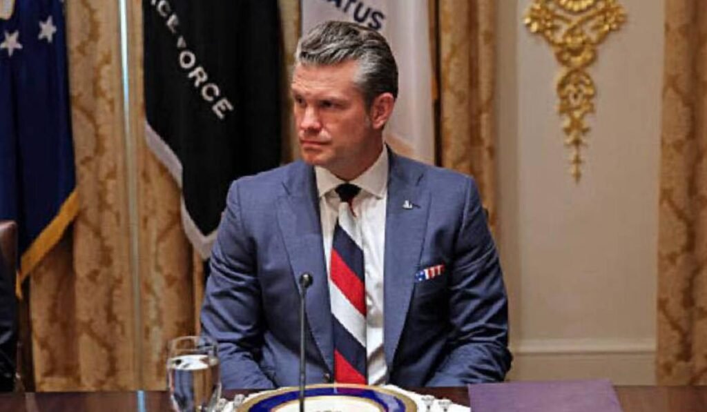 Pete Hegset poartă o cravată care amintește de steagul rusesc