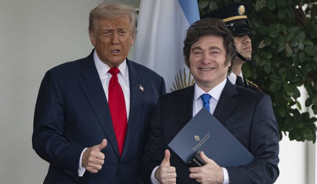 Președintele Statelor Unite, Donald Trump, alături de președintele Argentinei, Javier Milei, la Casa Albă din Washington DC, pe 14 octombrie 2025. Amândoi țin degetul mare ridicat, fericiți