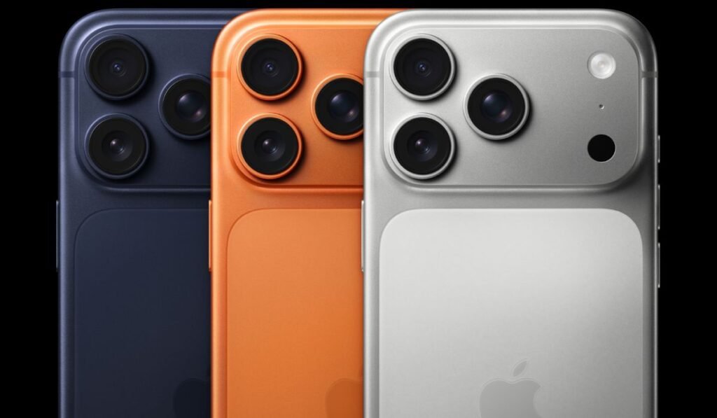 Trei modele iPhone 17 Pro, de culori albastru, portocaliu și gri, prezentate cu partea din spate.