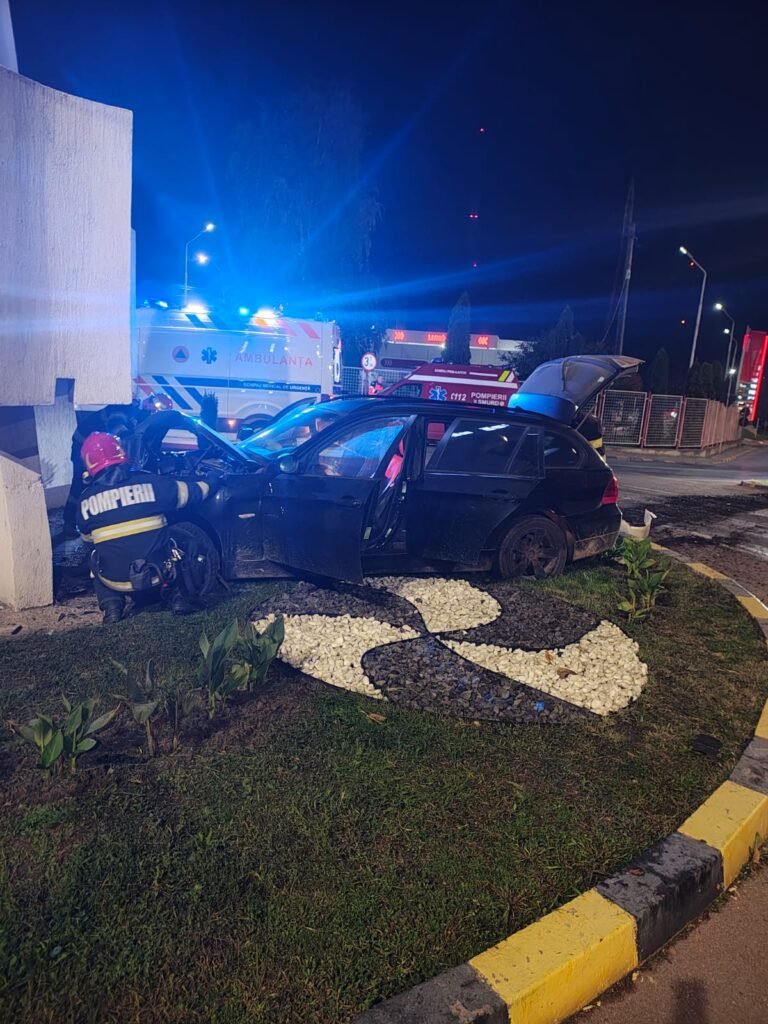 Doi răniți după ce mașina a ajuns în mijlocul sensului giratoriu