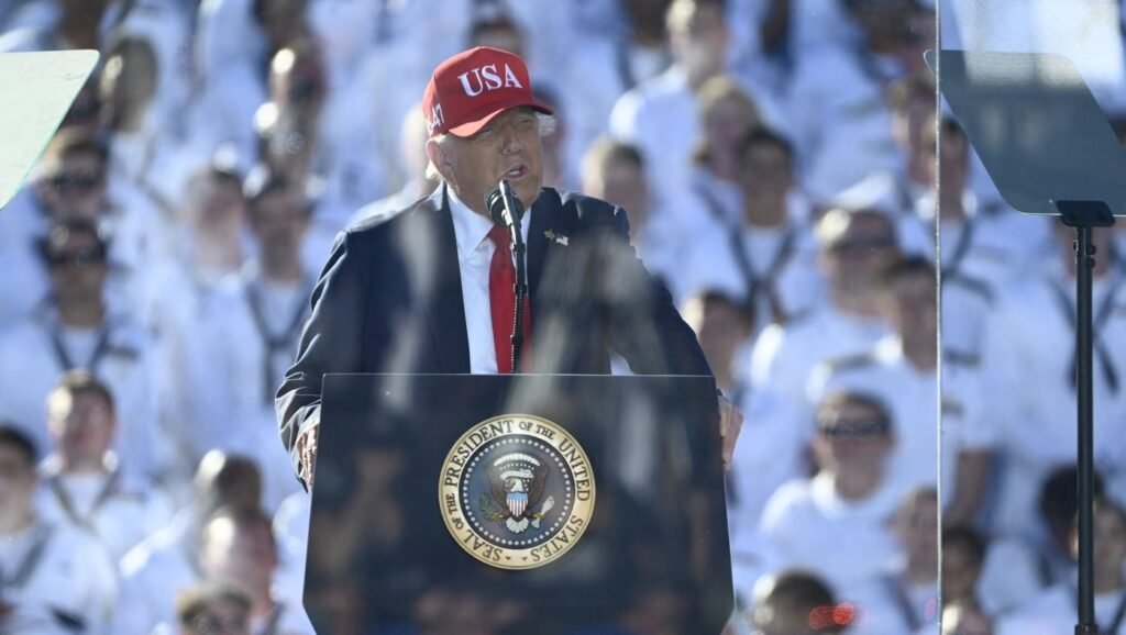 Donald Trump ține un discurs la baza navală Norfolk cu ocazia împlinirii a 250 de ani de la înființarea marinei americane Foto: Profimedia