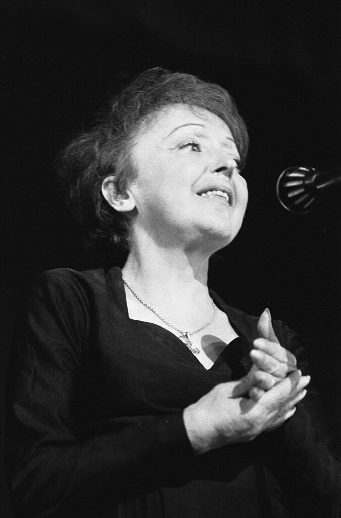 Edith Piaf - mica privighetoare a muzicii franceze