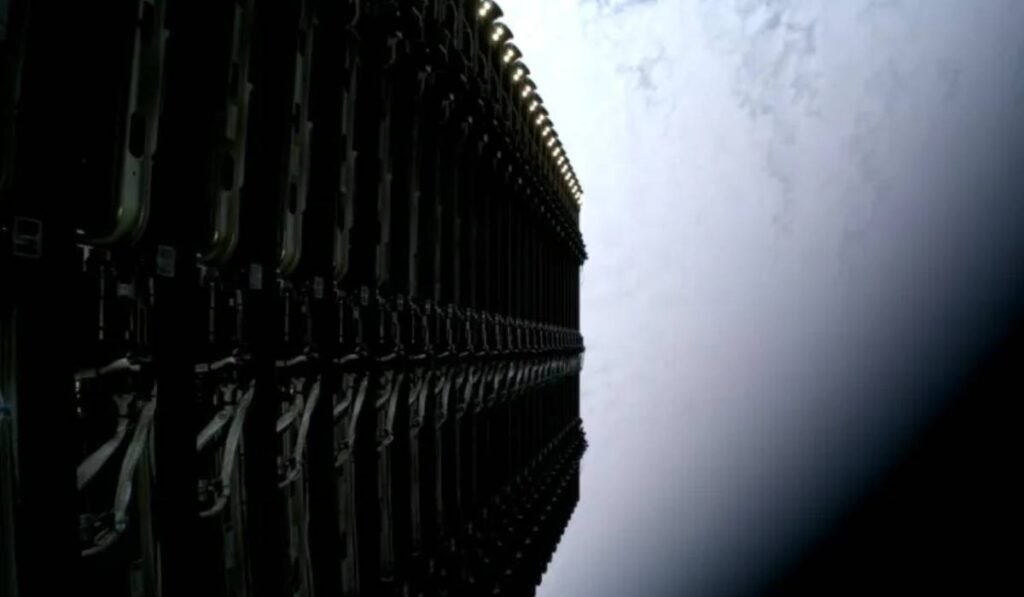 Cala de lansare orbitală a unei rachete SpaceX Falcon 9, plină cu sateliți Starlink, în timp ce se află pe orbita joasă a Pământului.