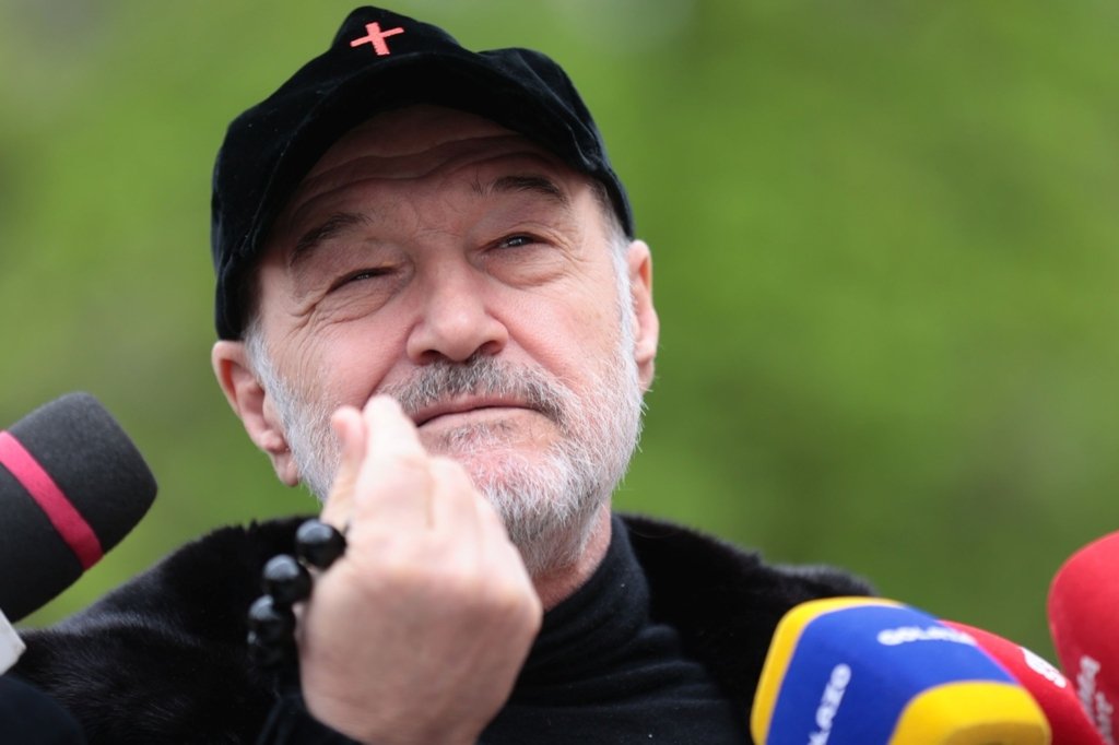 ”Îi e frică că îl găurește glonțul? Nu mai pot eu de Lucescu!” ”Îi e frică că îl găurește glonțul? Nu mai pot eu de Lucescu!”