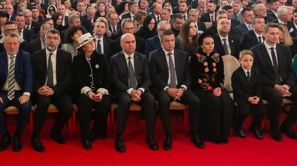 Ilie Bolojan și Sorin Grindeanu s-au ignorat reciproc în Catedrala Mântuirii Neamului după scandalurile din coaliție. Au fost așezați unul lângă altul