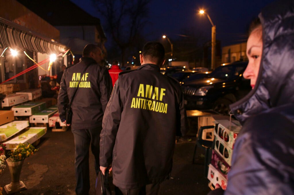 Inspector Antifraudă reținut pentru luare de mită. Trei colegi de la ANAF, plasați sub control judiciar în același dosar