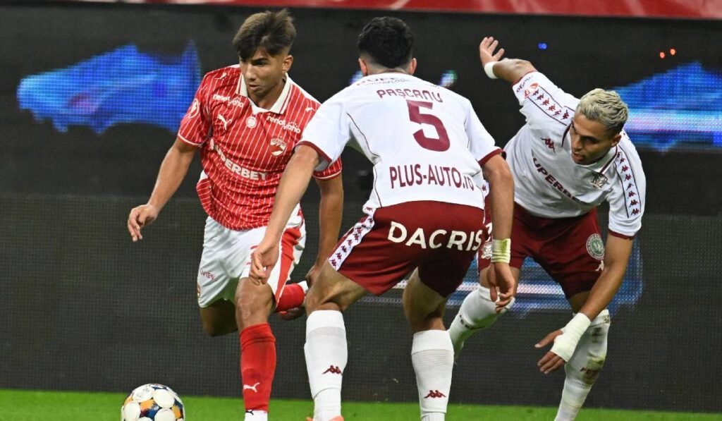 Alexandru Marian Musi si Cristian Marian Manea in meciul de fotbal dintre Dinamo Bucuresti si Rapid Bucuresti, din cadrul Superligii Superbet, desfasurat pe Arena Nationala din Bucuresti, duminica 19 octombrie 2025.