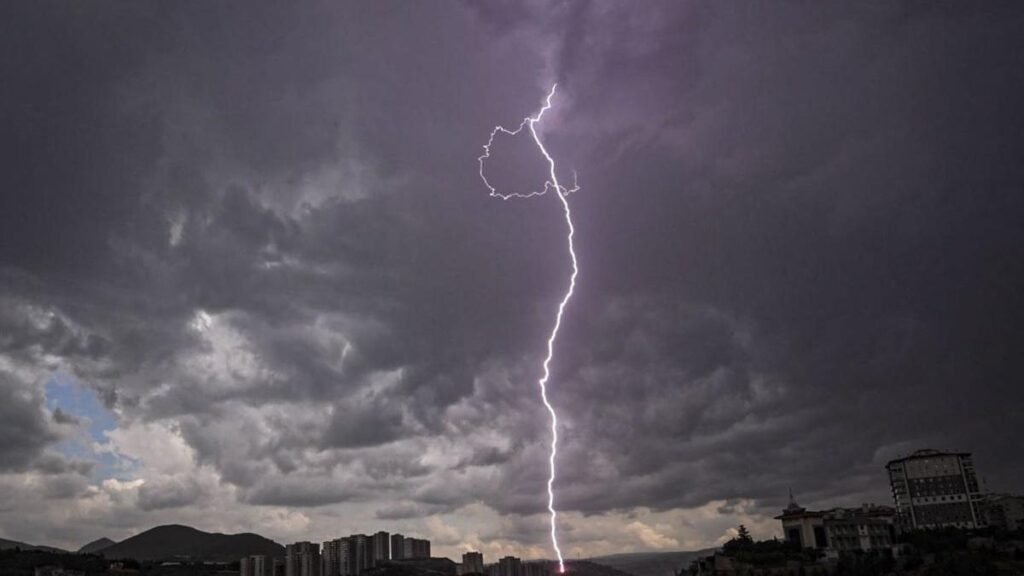 Ministrul Transporturilor anunță mobilizarea echipajelor de intervenție pentru prevenirea efectelor codului roșu de ploi