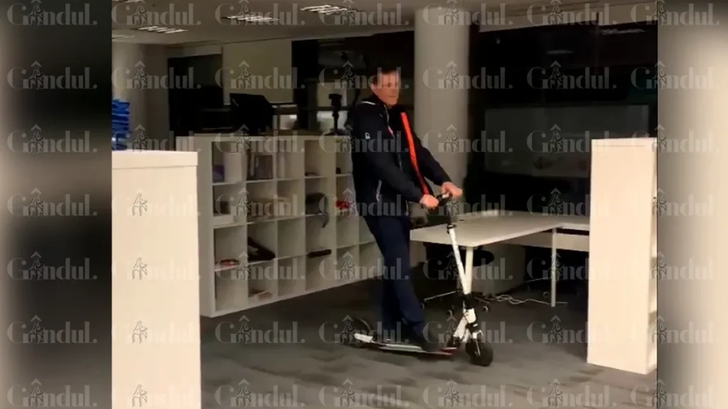 Moșteanu pe două roți prin sediul USR. Filmat în fostul sediul de campanie al Elenei Lasconi