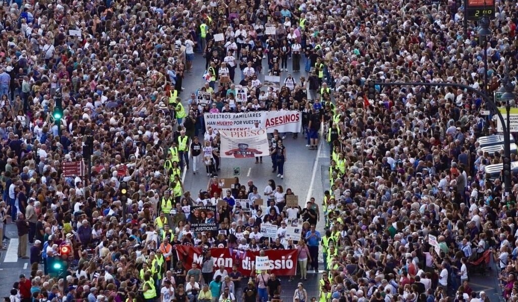 protest cu mii de oameni, pe stradă, în Valencia
