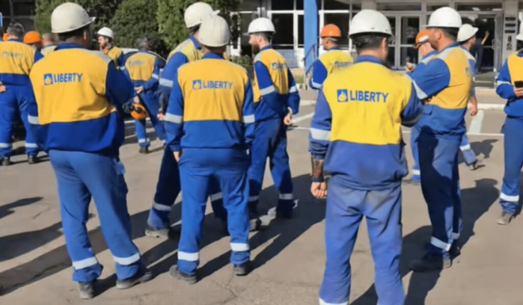 Motivul pentru care mii de siderurgiști din Galați sunt disperați Angajați în echipament galben cu albastru pe care scrie Liberty