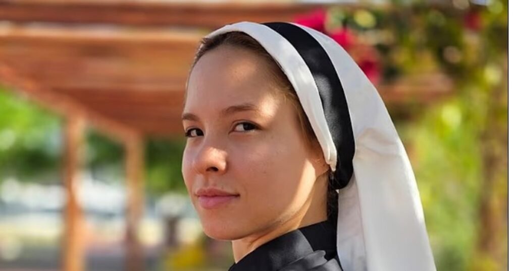 O călugăriță a renunțat la viața din mănăstire pentru a preda yoga în bikini: „Am fost învățată că senzualitatea era un păcat”