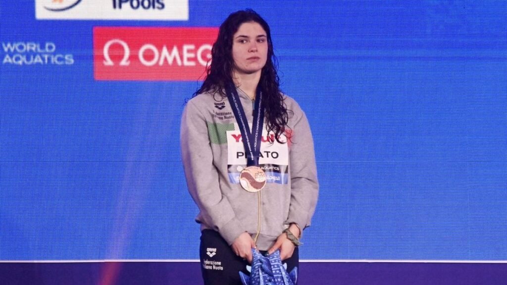 Benedetta Pilato pe podium, după ce a câștigat medalia de bronz la 50 de metri bras în timpul Campionatului Mondial de Înot - Doha (Qatar) 18 februarie 2024