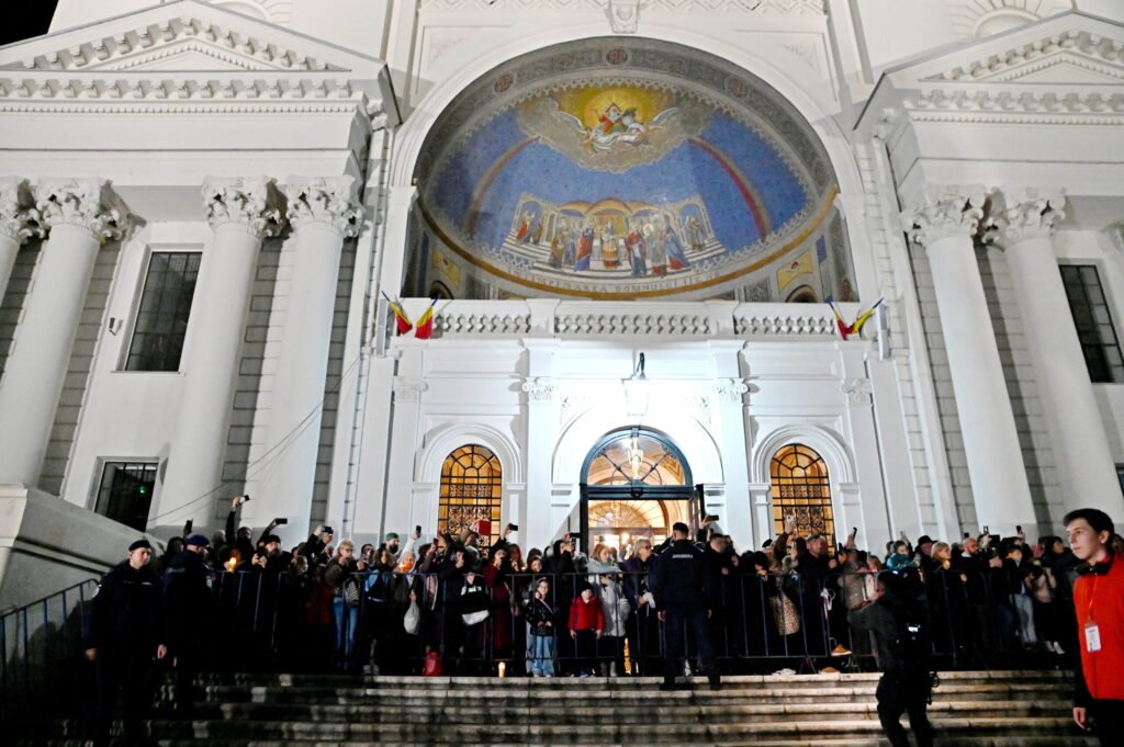 Peste 130.000 de pelerini au trecut pe la racla cu moaştele Sfintei Cuvioase Parascheva