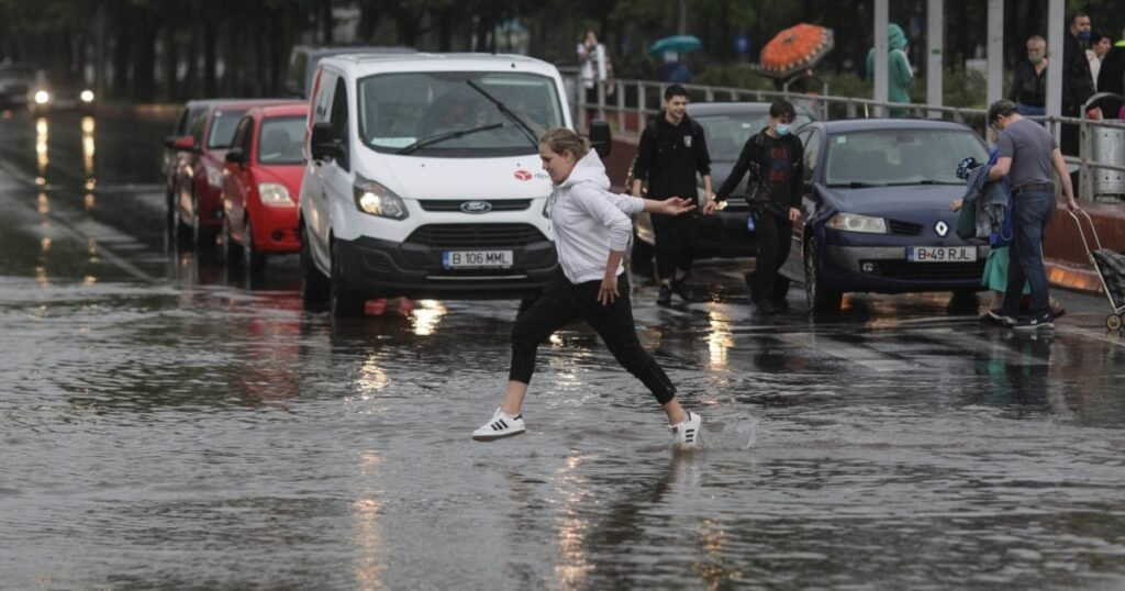 Ploi torențiale în București și cinci județe. Inundații în gospodării și trafic afectat în peste 40 de localități din 16 județe