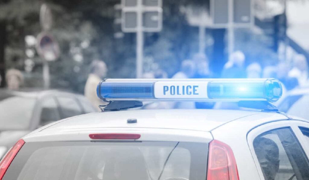 Mașină de poliție, în SUA, cu luminile aprinse