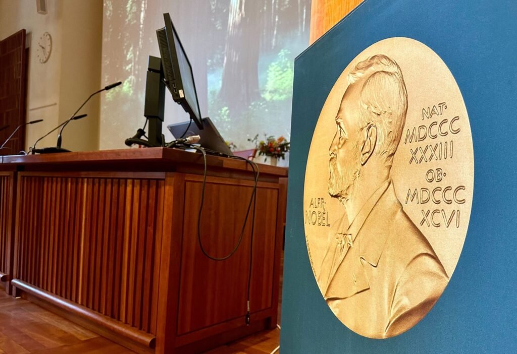 Premiul Nobel pentru Fizică 2025, acordat unui trio de cercetători pentru descoperiri revoluționare în mecanica cuantică