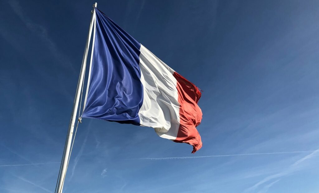 S&P, retrogradare - surpriză: a scăzut cu o treaptă ratingul Franței