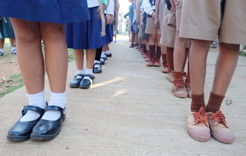 Abandonul școlar, mai mare în sistemul de învățământ cu predare în limba maghiară: predarea limbii române la clasele V–VIII rămâne principala cauză Grup de elevi încolonați în curtea școlii