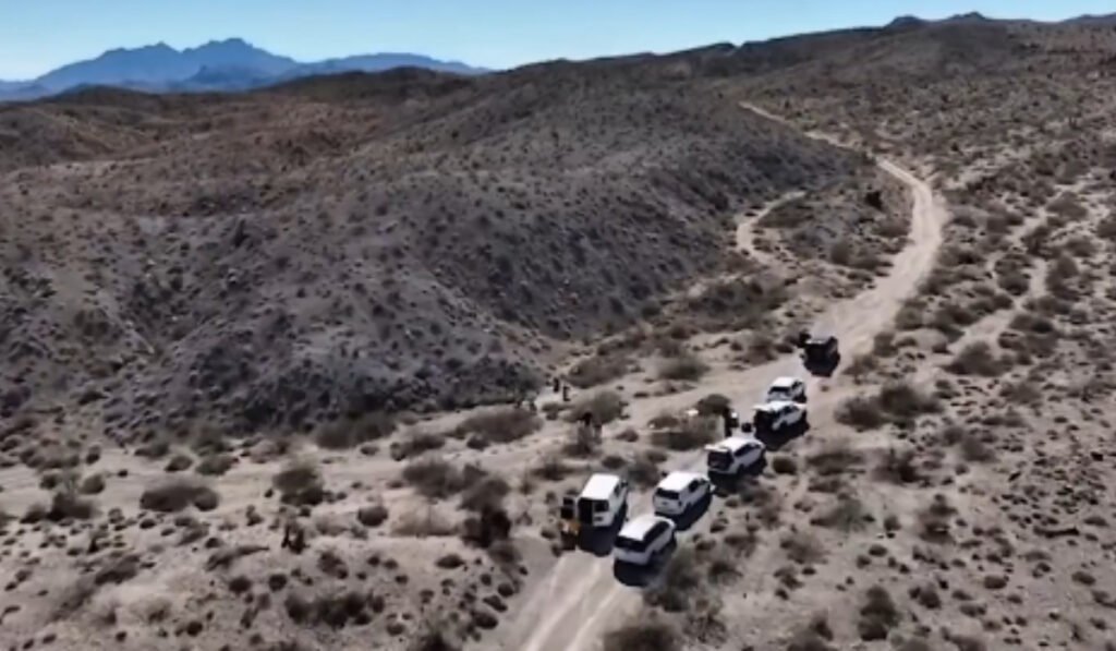 O imagine aeriană prezintă mai multe mașini parcate într-un deșert