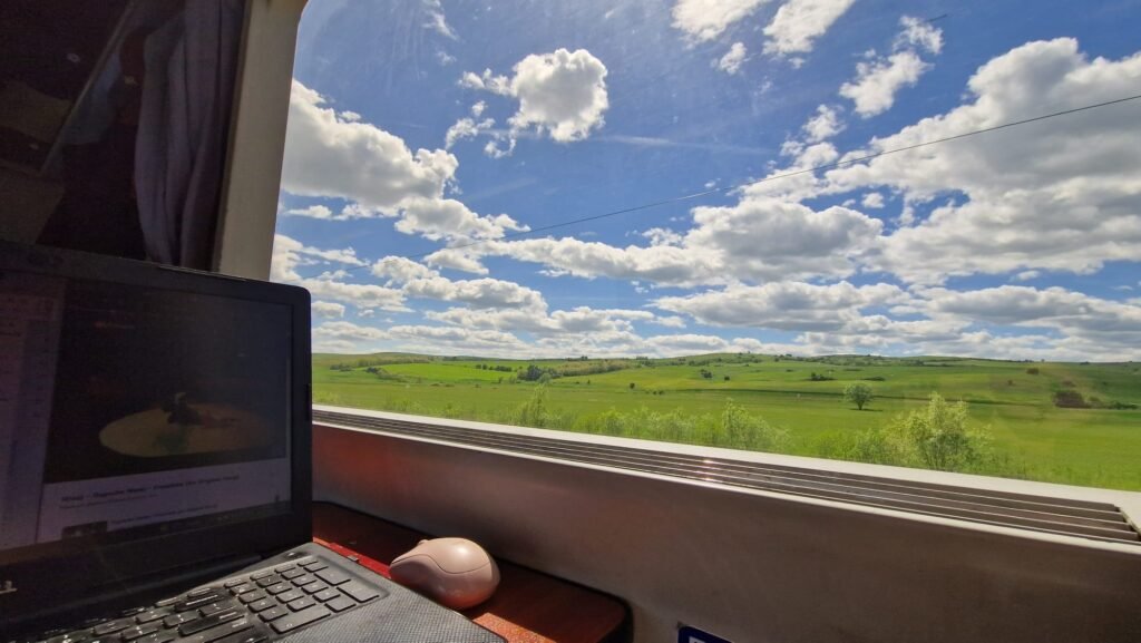 Un laptop lăsat deschis în tren. Un Excel trimis din greșeală. 49 de breșe grave de securitate, la Ministerul Apărării de la Londra