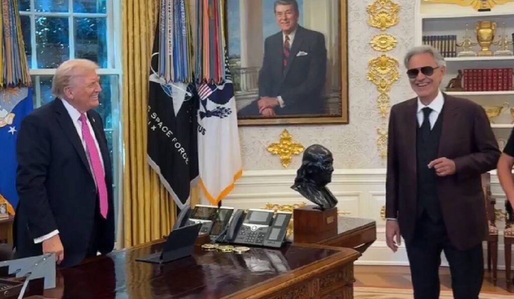 În imagine sunt Donald Trump și Andrea Bocelli în Biroul Oval din Casa Albă, amândoi râzând