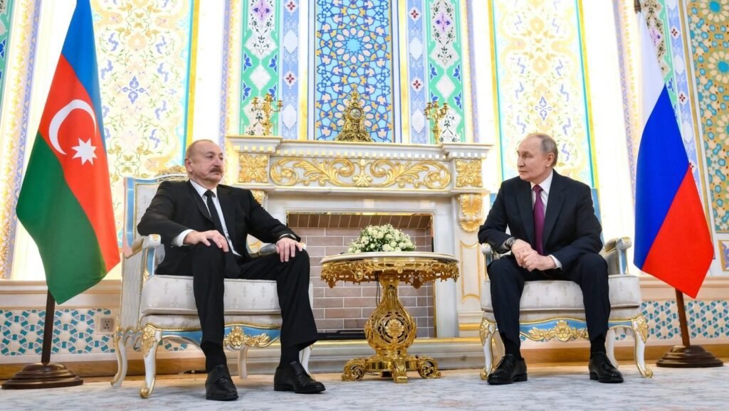 Vladimir Putin (dreapta), surprins în timp ce i se adresează lui Ilham Aliev, care pare că evită contactul vizual cu liderul rus Foto: Profimedia