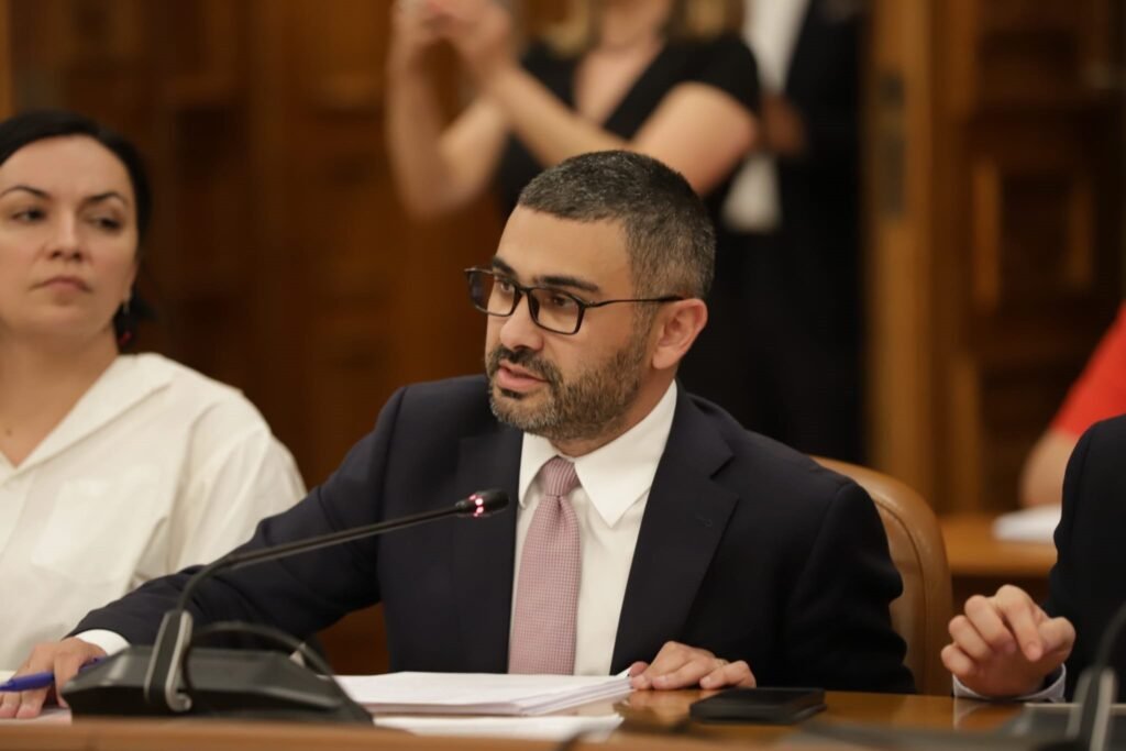 Vom avea o nouă lege a salarizării până la jumătatea anului viitor Ministrul Florin Manole: Vom avea o nouă lege a salarizării până la jumătatea anului viitor. Cu siguranță, nu va fi făcută pe repede-nainte