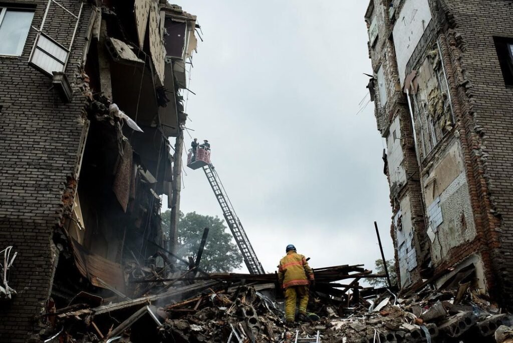 Ziua 1340 Atac mortal cu rachete la Kiev. Drone ucrainene lovesc o stație electrică în Rusia. Solul lui Putin la Washington are speranțe de pace (Video)