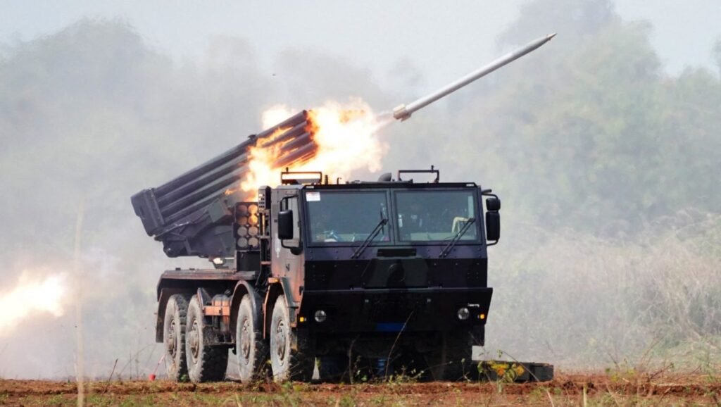 Această fotografie, realizată și publicată de Forțele Armate Indoneziene pe 3 septembrie 2025, arată un sistem de lansare multiplă de rachete (MLRS) RM-70 Vampire al Corpului de Marină Indonezian în timpul exercițiului multinațional comun Garuda Shield 2025 la centrul de antrenament de luptă Baturaja din Lampung.