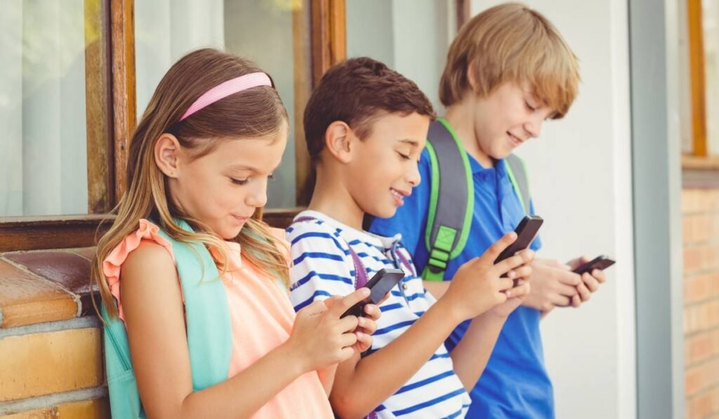 Senatul adoptă Legea Majoratului Digital: ce nu vor mai putea face copiii sub 16 ani, fără acordul părinților