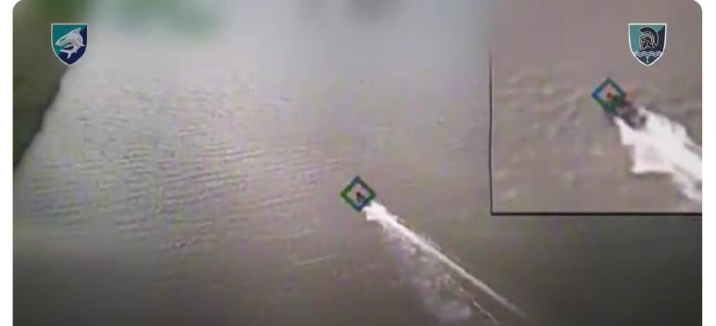 Ambarcațiune rusească, luată la țintă de ucraineni pe fluviul Nipru Captură YouTube