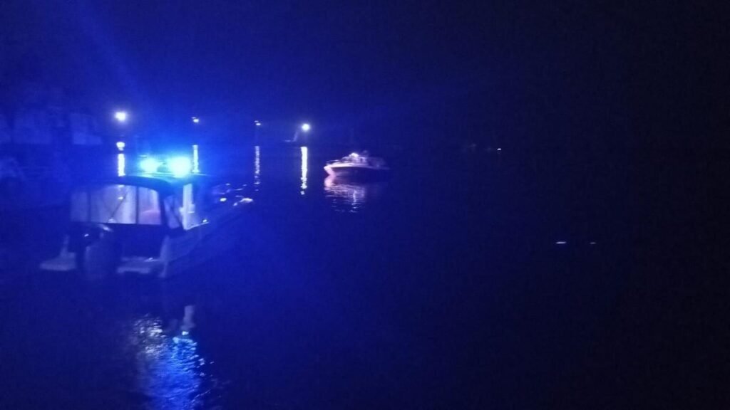 o ambarcațiune cu trei persoane, printre care un minor, s-a ciocnit cu o barjă